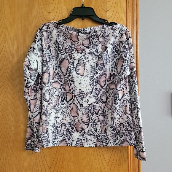 4 tops 15$ each - Picture 4 of 4